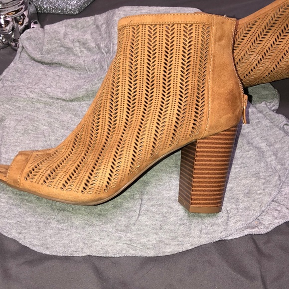 Beige open toe heeled boots - Picture 4 of 4